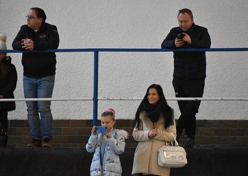 Z krasobruslařských závodů 'Bakalářský pohár' na zimním stadionu v Rakovníku.