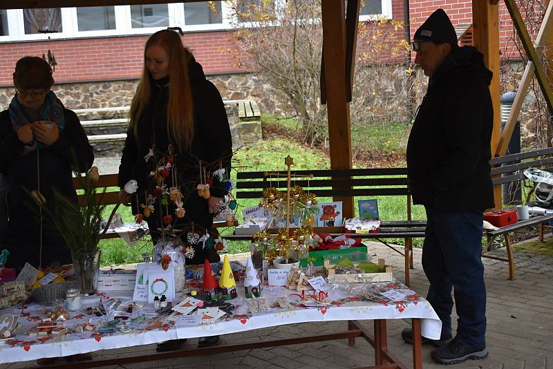 Vánoční jarmark na dvoře Střední školy, Základní školy a Mateřské školy v Rakovníku.