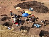 V trase budoucí dálnice D6 archeologové odkryli železárnu z doby římské včetně pozůstatků 30 tavicích pecí.