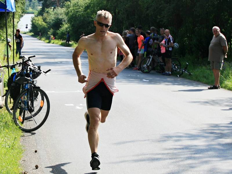 Buckův triatlon letos absolvovalo 77 sportovců.