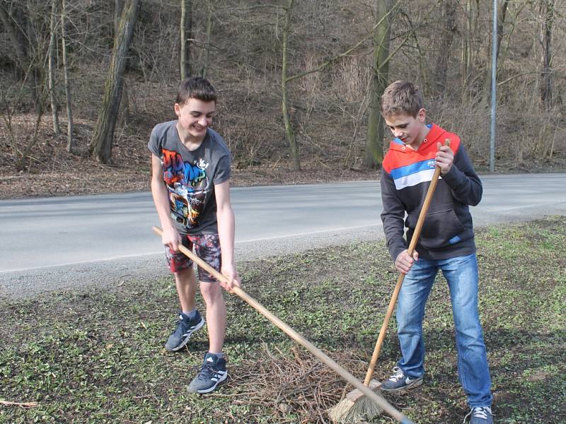 Žáci uklízeli okolí křivoklátské školy