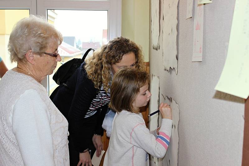 Den otevřených dveří pořádaných k příležitosti 85. výroční od založení školy, si nenechaly ujít desítky dětí i pamětníků.