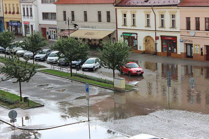 Takhle vypadalo Husovo náměstí v Rakovníku jen pár minut poté, co z nebe začaly padat první kapky. 