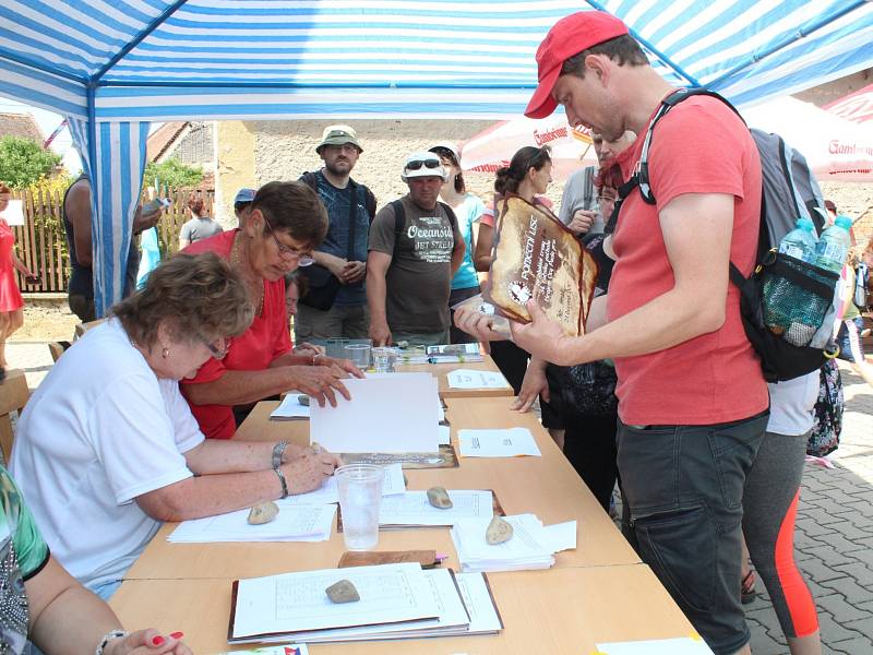 Pochod krajem Oty Pavla si nenechaly ujít stovky lidí