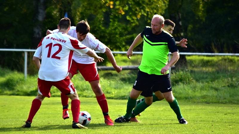 Okresní přebor: nováček Pavlíkov (v bílém) nepotvrdil roli favorita a Kněževes si veze z jeho hřiště výhru 1:0.