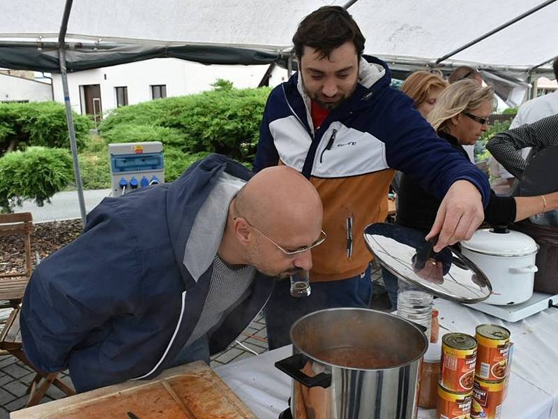 Při letošním Gulášfestu v Lánech soutěžilo sedm týmů. Guláše hodnotila pětičlenná porota. Zvítězil tým z lánského divadla a tím obhájil loňské prvenství.