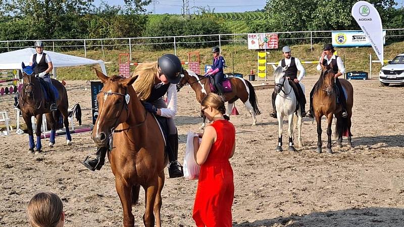 Jezdci a koně hředelské stáje JK Spongilit jsou před MČR ve formě, což ukázali při závodech v Mělníku.