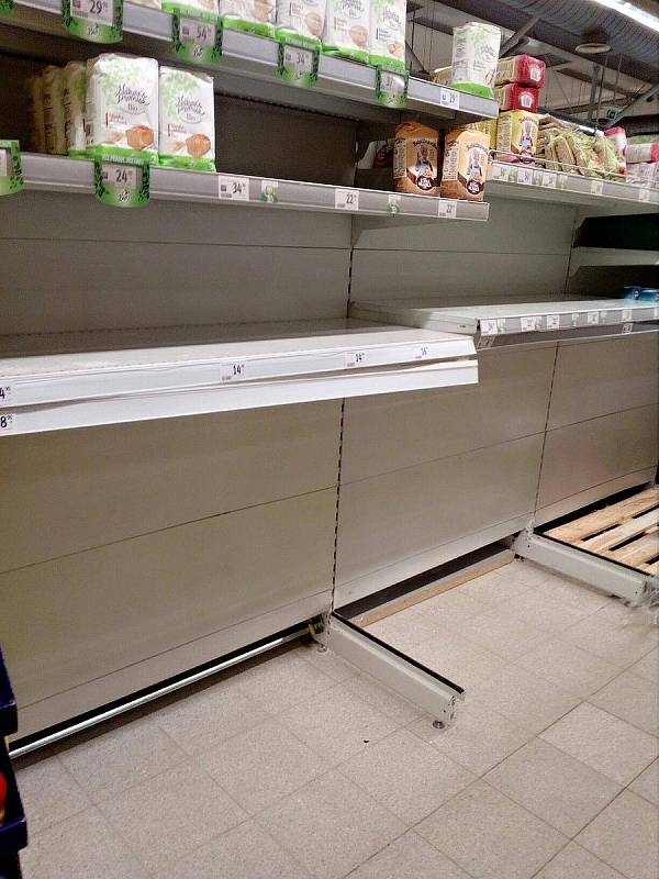 Regály určené pro mouky či těstoviny v marketu v Plzeňské ulici v Rakovníku zejí prázdnotou. Situace je podobná i v dalších obchodem s potravinami.