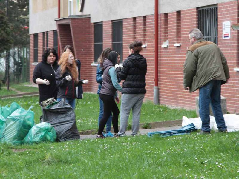 Studneti ISŠ Rakovník uklízeli okolí své školy