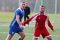 Příprava: Béčko Slovanu Velvary (v modrém) přehrálo doma o soutěž výš hrající Zavidov 3:0.
