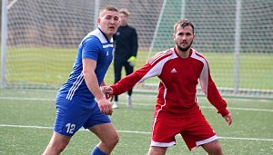 Příprava: Béčko Slovanu Velvary (v modrém) přehrálo doma o soutěž výš hrající Zavidov 3:0.