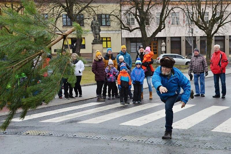 Soutěž v hodu vánočním stromkem v Novém Strašecí.