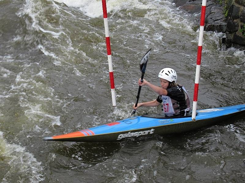 Křivoklátské slalomy a MČR veteránů ve vodním slalomu na umělém kanále v Roztokách u Křivoklátu.