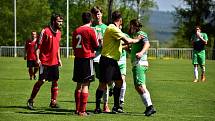 Tatran Rakovník B (v zeleném) nedal šanci Jesenici a vyhrál 6:1. nervy ale ve vedru občas pracovaly.