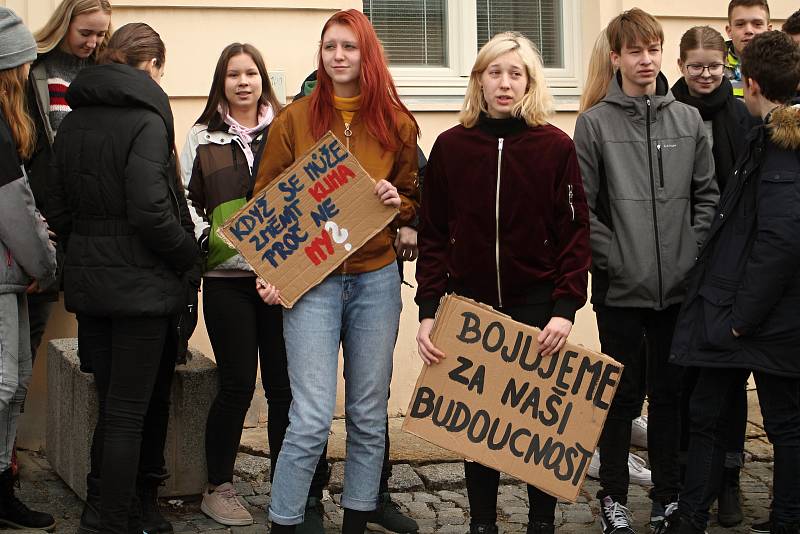 Rakovničtí studenti vyšli do ulic a připojili se ke stávce za klima. Během protestu zamířili také na radnici, kde předali místostarostovi města Jan Šváchovi otevřený dopis.