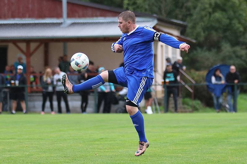 Z fotbalového utkání okresního přeboru Kněževes - Jesenice (1:0)