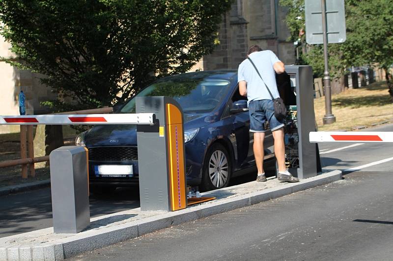 U výjezdových závor při spuštění nového parkovacího systému asistovali pracovníci firmy AS Parking s.r.o, která systém zhotovila.