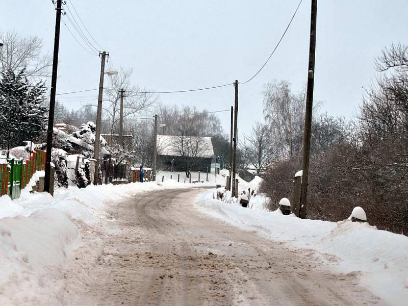 Sněhem zapadlé obce a krajina na Rakovnicku