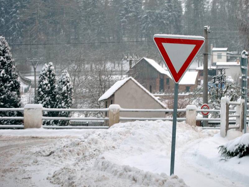 Sněhem zapadlé obce a krajina na Rakovnicku