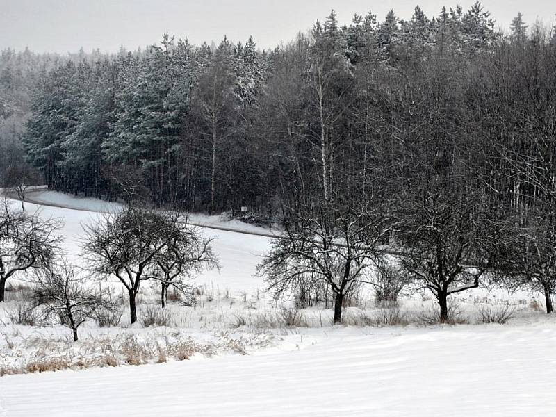 Sněhem zapadlé obce a krajina na Rakovnicku