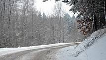 Sněhem zapadlé obce a krajina na Rakovnicku