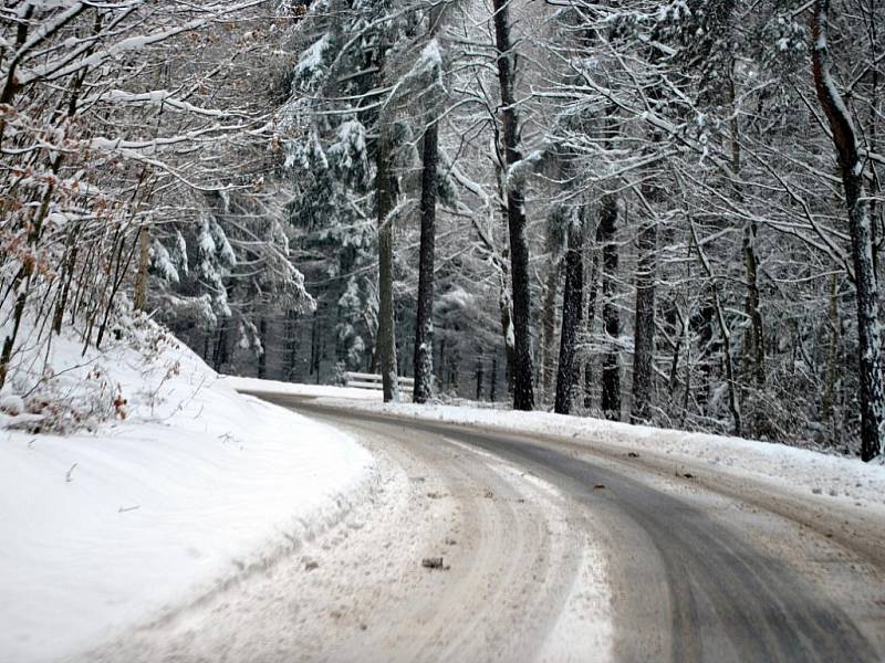 Sněhem zapadlé obce a krajina na Rakovnicku