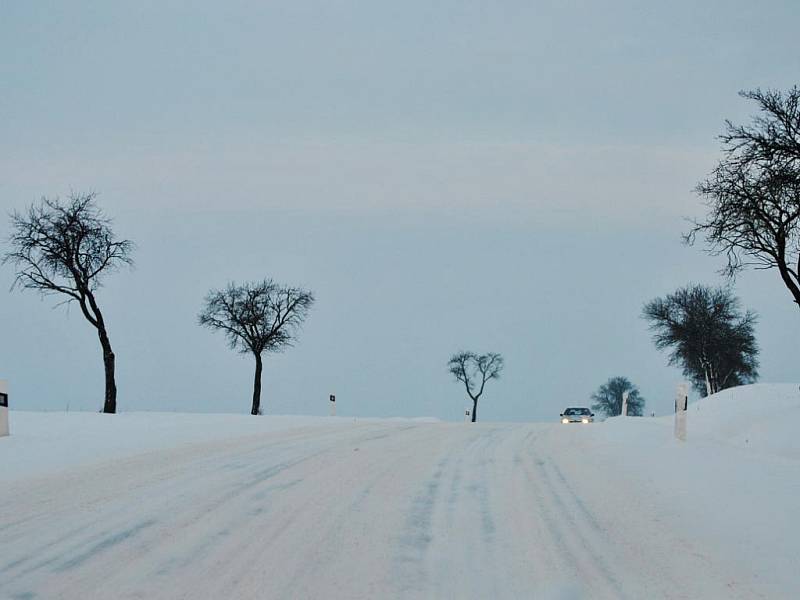 Sněhem zapadlé obce a krajina na Rakovnicku