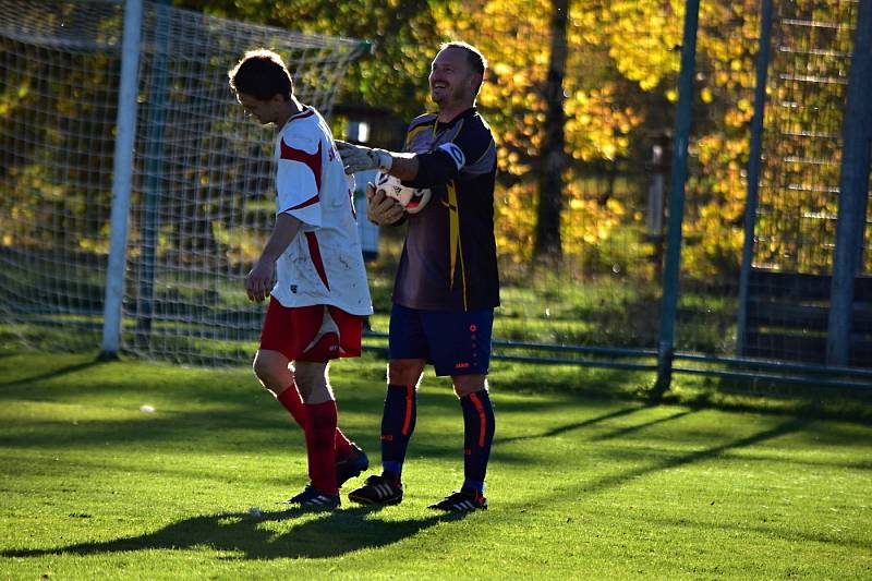 Pavlíkovu (v bílém) se v okresním přeboru moc nedaří a s oslabeným Městečkem uhrál jen remízu 1:1. Za hosty chytal jejich nejproduktivnější borec Petr Šnídl.