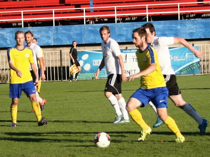 SK Rakovník v 10. kole divize A zdolal Soběslav 2:1. Oba góly domácích vstřelil Matěj Schwendt.