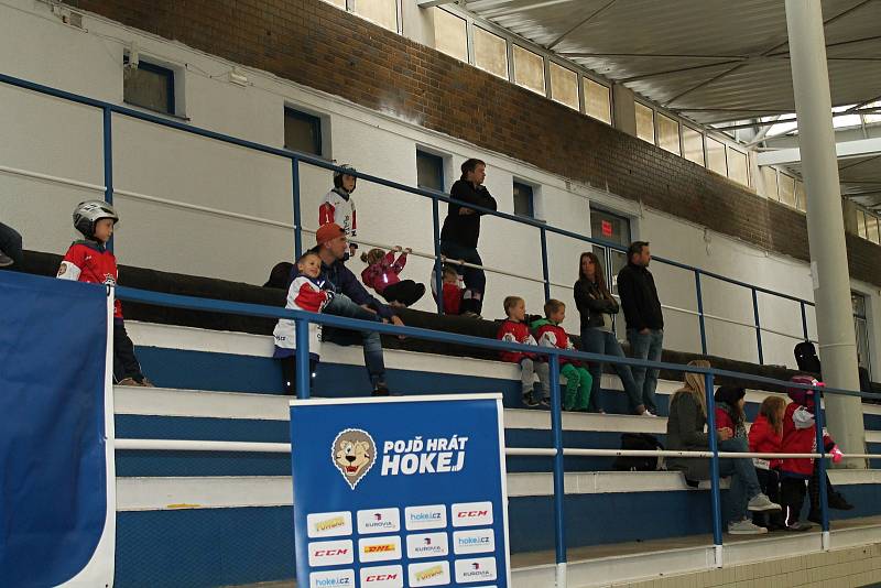 Týden hokeje na rakovnickém zimním stadionu přilákal 22 začínajících bruslařů včetně tří holčiček.