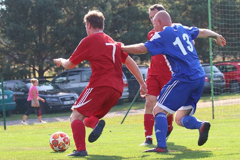 B tým Zavidova (v červeném) si v okresním přeboru jasně poradil s Pustověty 8:2. A to nedal jednu penaltu