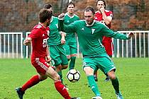 Jsou poslední. Fotbalisté Tatranu Rakovník (v zeleném) jsou v polovině divizní sezony na šestnácté příčce, v podzimní části nasbírali pouhých devět bodů.