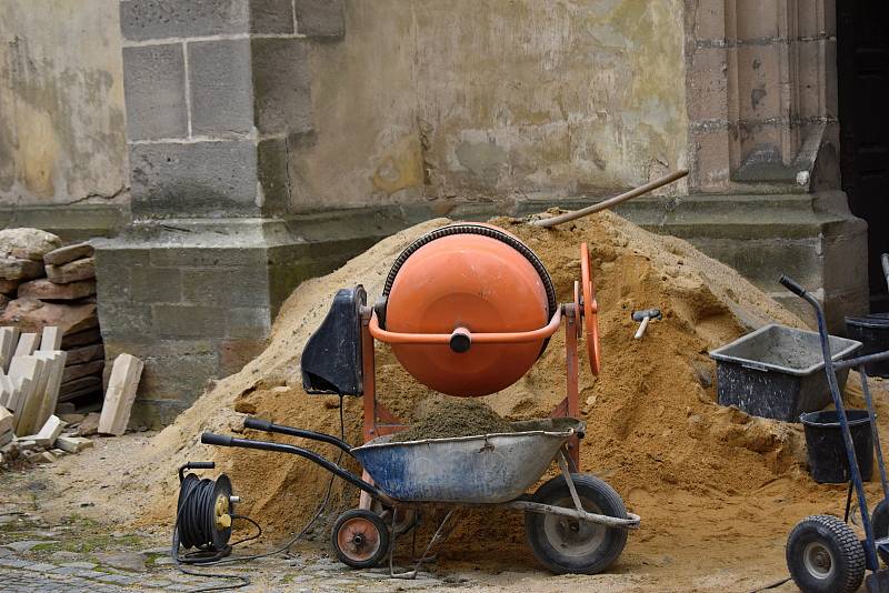 Obměna pískovcové dlažby v rakovnickém kostele sv. Bartoloměje.