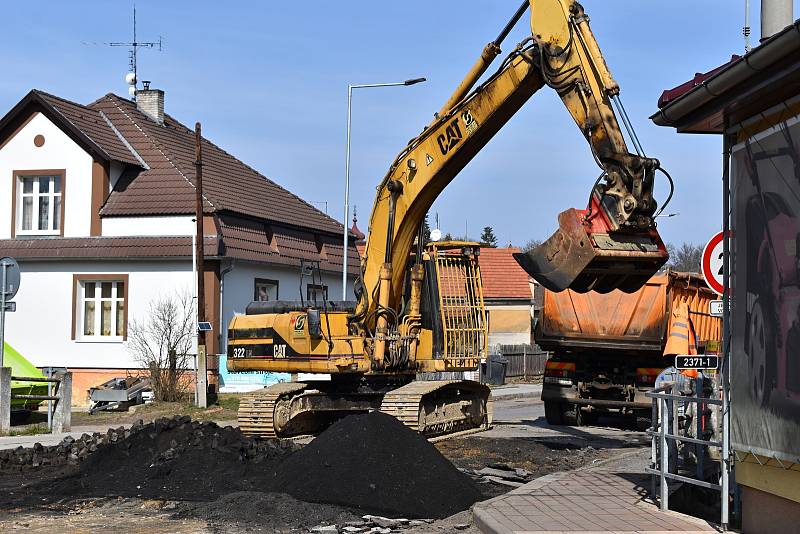 Z luženské tepny mizí "kočíčí hlavy", které k obci desítky let neodmyslitelně patřily. Opravena bude silnice i chodníky.