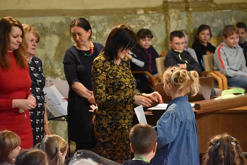 Slavnostní předávání pololetního vysvědčení prvňákům 2. základní školy v rakovnické synagoze.