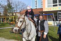 Do Mateřské školy Klicperova dva dny před svátkem sv. Martina zavítal bílý kůň