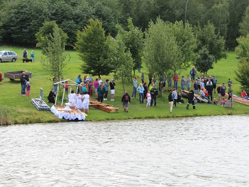 Ve třetím ročníku neckyády v Lubné, aneb pokoření Lubeňáku, startovala čtyři plavidla. Mezi nimi plula i krásná Kleopatra se svou družinou a dokonce i Titanic.