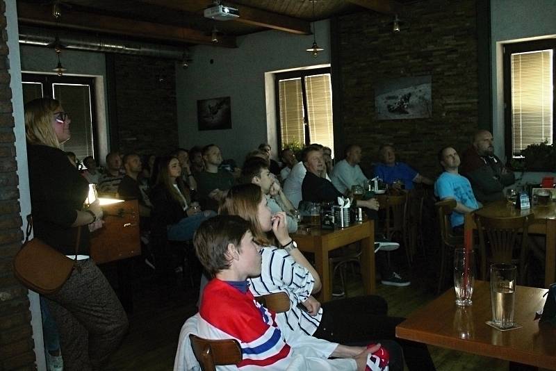 Zaplněný sál restaurace Na Střelnici v Rakovníku bedlivě sleduje semifinále mistrovství světa v ledním hokeji.