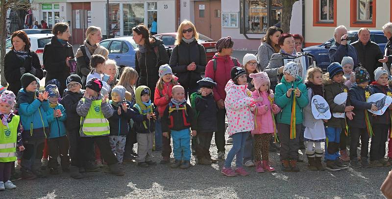 Rakovnické děti vítaly ve středu 20. března 2019 první jarní den.