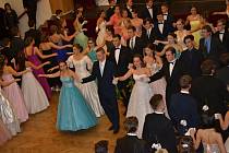 Tradičním Věnečkem se letošní kurzisté rozloučili s tanečními v Novém Strašecí.