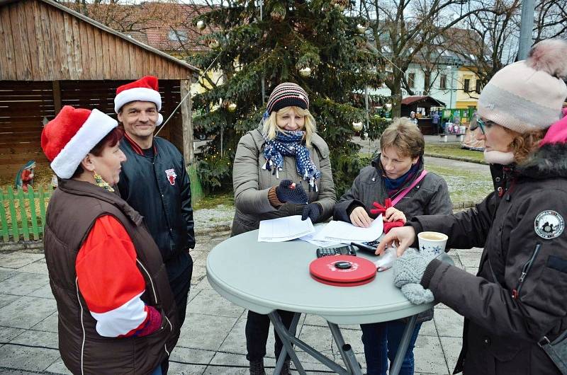 Soutěž v hodu vánočním stromkem v Novém Strašecí.