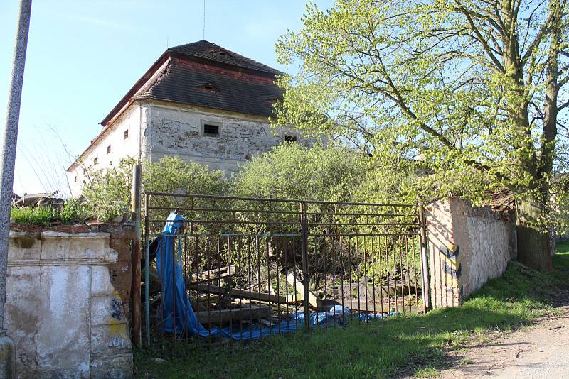 Areál bývalého lihovaru je zchátralý a zničený. Vlastník čelí trestnímu oznámení.