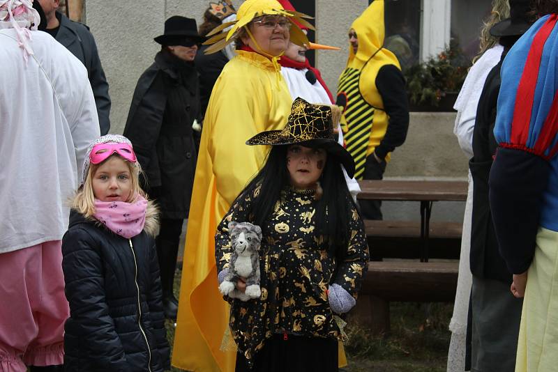 Průvod čítal okolo šedesáti masek, vycházelo se od hospody, kde se také po dvou hodinách končilo a začínalo se losovat o nejhezčí masky.