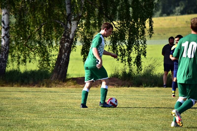 Lišany (v zelenobílém) si doma v posledním kole přeboru poradily s Olešnou 2:0.