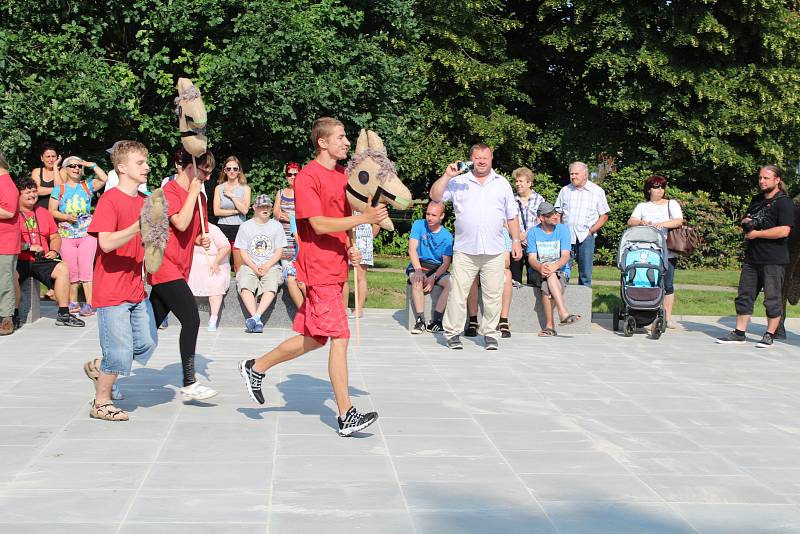 Podobu veřejného prostranství na sekyře vybrali občané města.