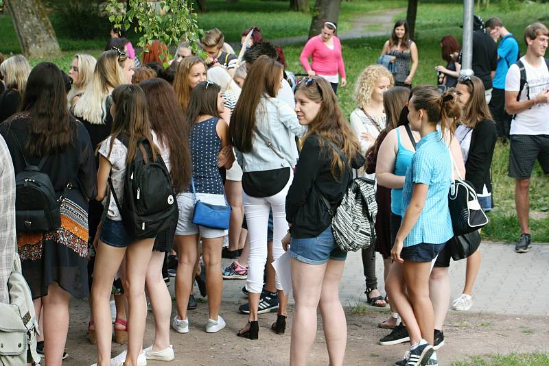 Studenti Masarykovy obchodní akademie v Rakovníku protestovali proti vedení školy.