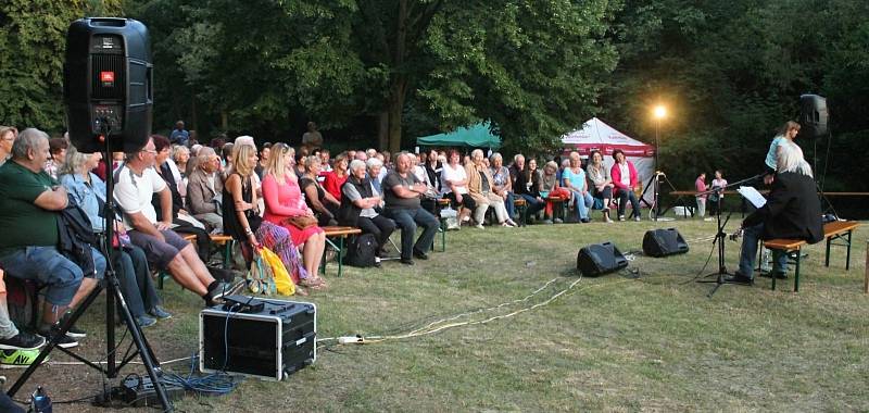 Husovy slavnosti na Krakovci zahájil hudební a básnický recitál Josefa Fouska.