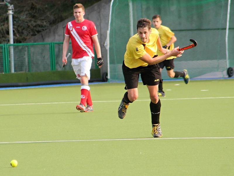 Pozemní hokejisté HC 1972 Rakovník porazili Hradec 5:4.