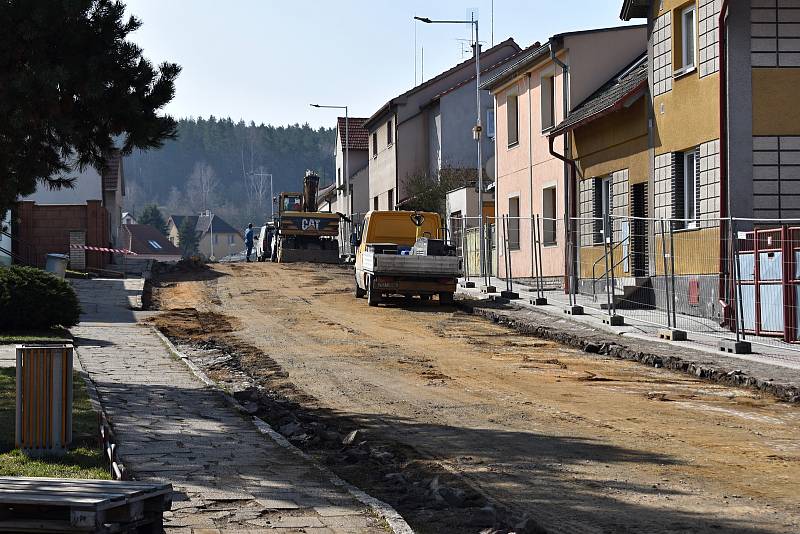 Z luženské tepny mizí "kočíčí hlavy", které k obci desítky let neodmyslitelně patřily. Opravena bude silnice i chodníky.