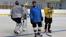 Po letní dřině na suchu dnes hokejisté HC Rakovník prvně vyjeli na ledovou plochu.